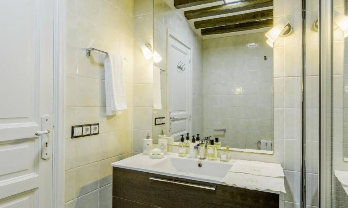 Palacio Apartment | 2-bedroom apartment in beautiful Madrid with AC and fitness room