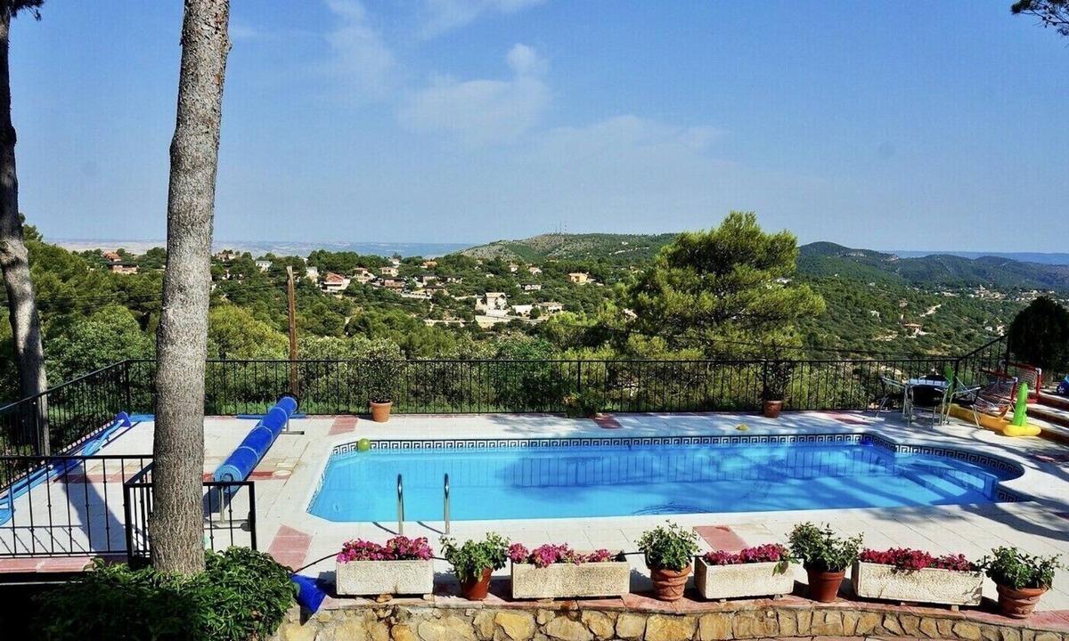 Albalate de Zorita Ski Chalet | A country house near Madrid with a pool.