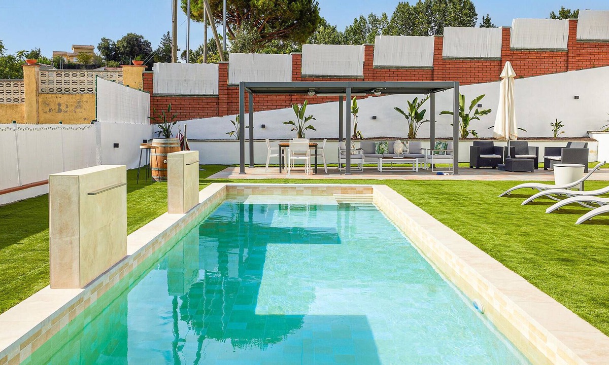 Tordera House | A few kilometers from the Catalan coast welcomes you this beautiful vacation home with pool.
