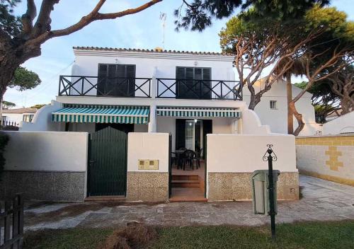 Chiclana de la Frontera House | Adosado a 200 metros de la playa en urbanización Las Arenas