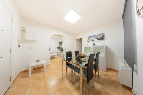 Cornella de Llobregat Apartment | Ahllenrock Parking Gratis AC 3 Estancias Cerca Barcelona Metro Tram Aeropuerto