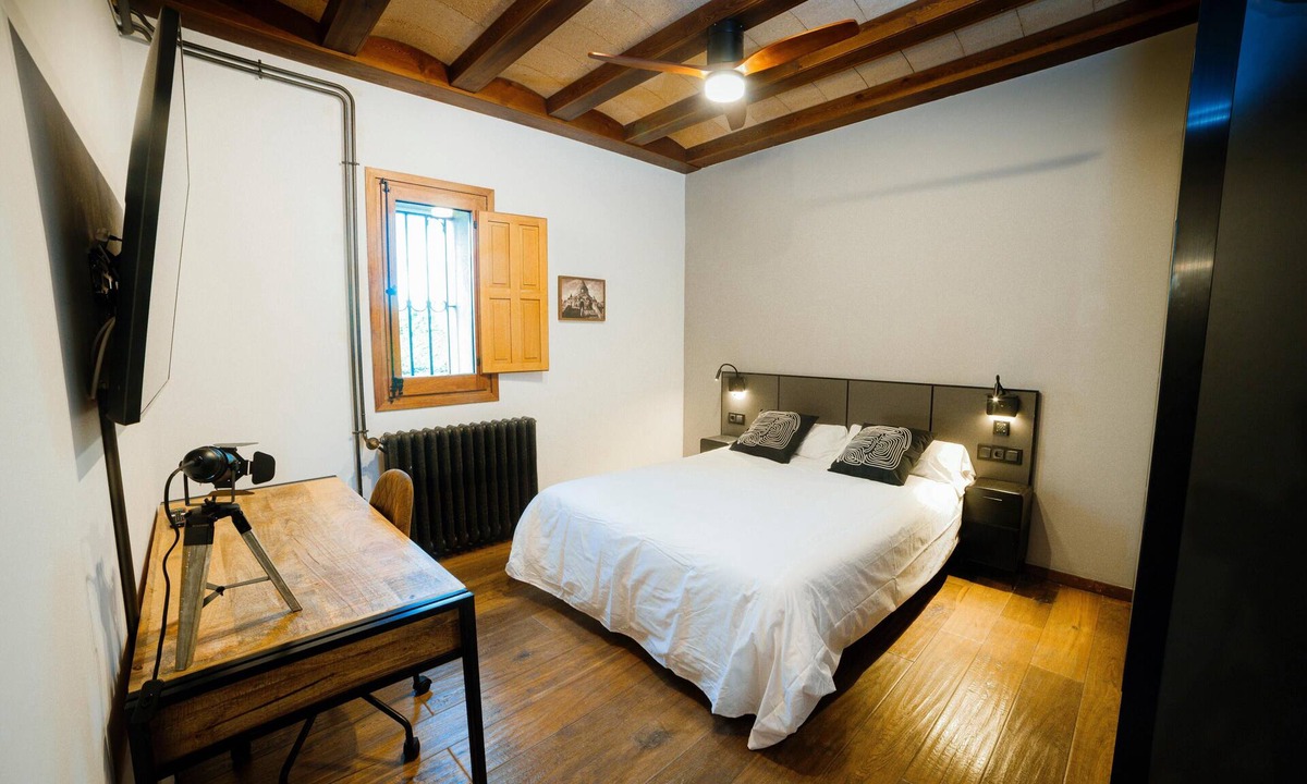 Sant Boi de Llobregat Cabin | Airport Suite 2 (private bathroom) 8 minutes drive from the airport