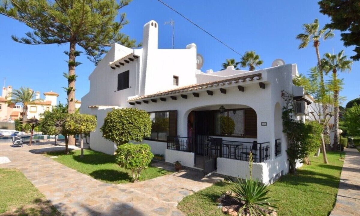 La Zenia House | All one level, suitable for couples, Young Families, winter rent & home working.