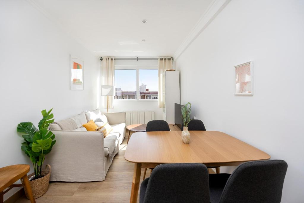 Cornella de Llobregat Apartment | Amazing 3bdr Apt In Cornella 1 Mins From Metro