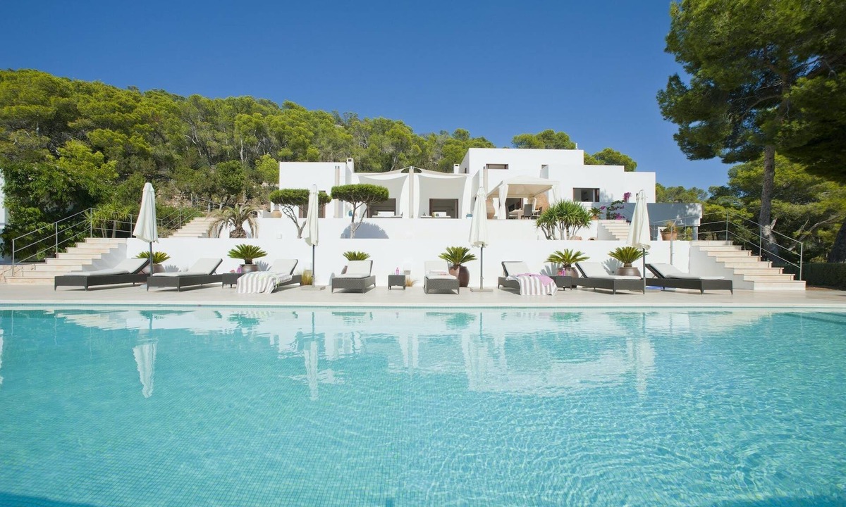 Ibiza Town Villa | AN IMPRESSIVE, MODERN PROPERTY ON IBIZA’S WEST COAST, BEAUTIFUL SEA VIEWS