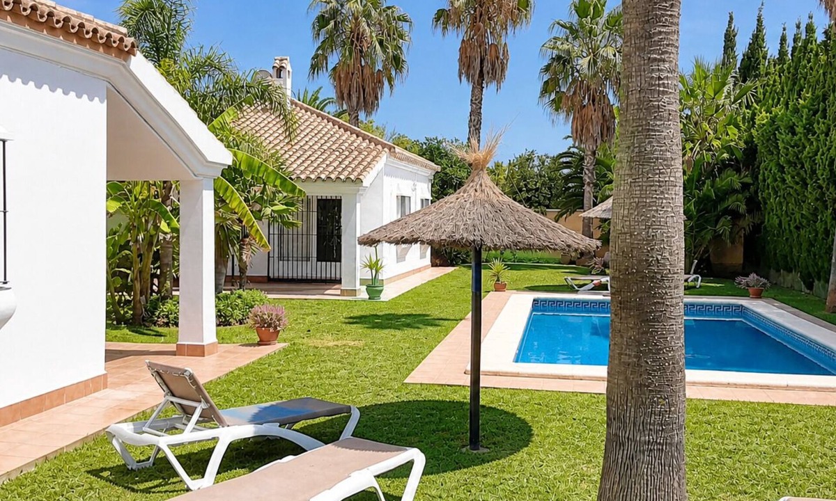 Campano Ski Chalet | Andalusian style houses (12p) with large swimming pool in subtropical garden