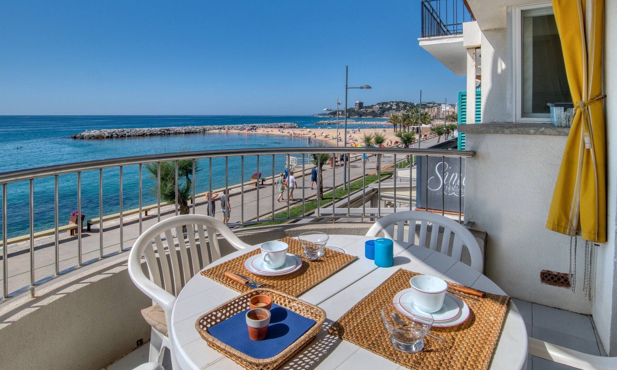 Sant Antoni de Calonge Apartment | Apartment on the First Line of the Beach with Sea View & Terrace