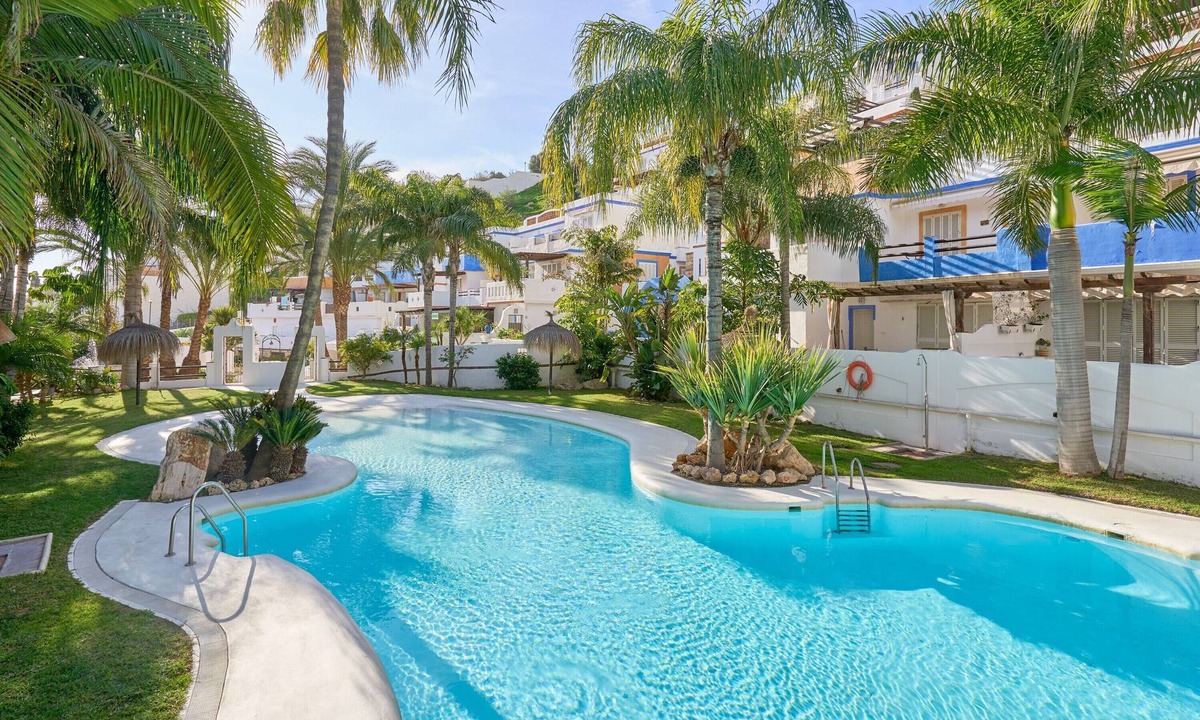 Almunecar Apartment | Apartment 'La Casita Azul' with Shared Pool, Wi-Fi and Air Conditioning