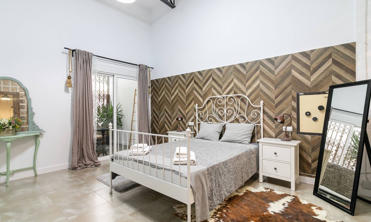Campoamor Apartment | Apartment 'Loft Centro Alicante' with Balcony, Wi-Fi and Air Conditioning