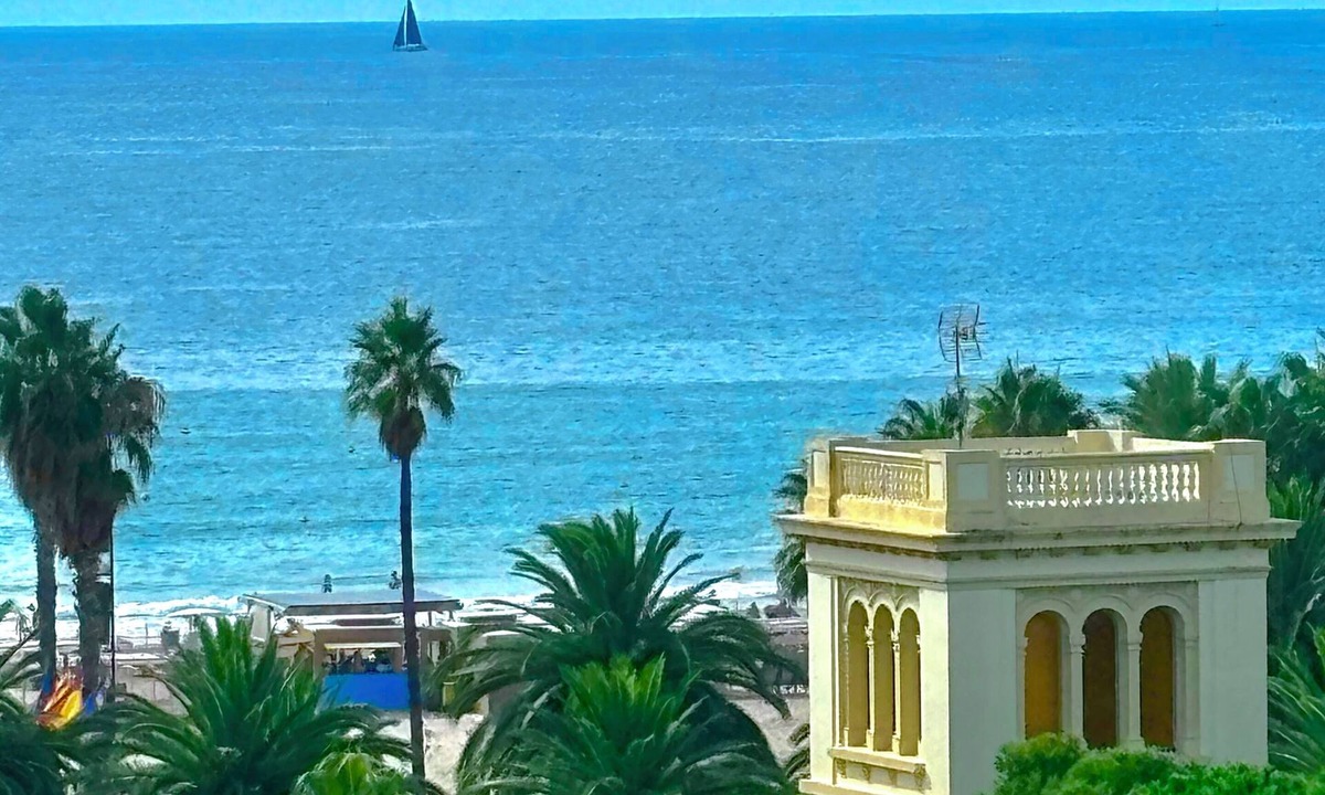 Salou City Centre Apartment | Beautiful 4-room apartment with ocean views, facing the beach, top floor, 3 bedrooms, 2 living rooms, 2 bathrooms, air conditioning, parking, internet