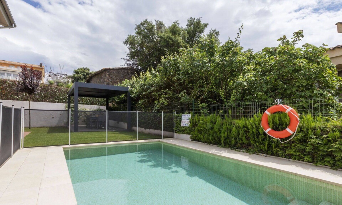 Olot House | Beautiful private villa for 7 people with WIFI, A/C, private pool, TV and patio