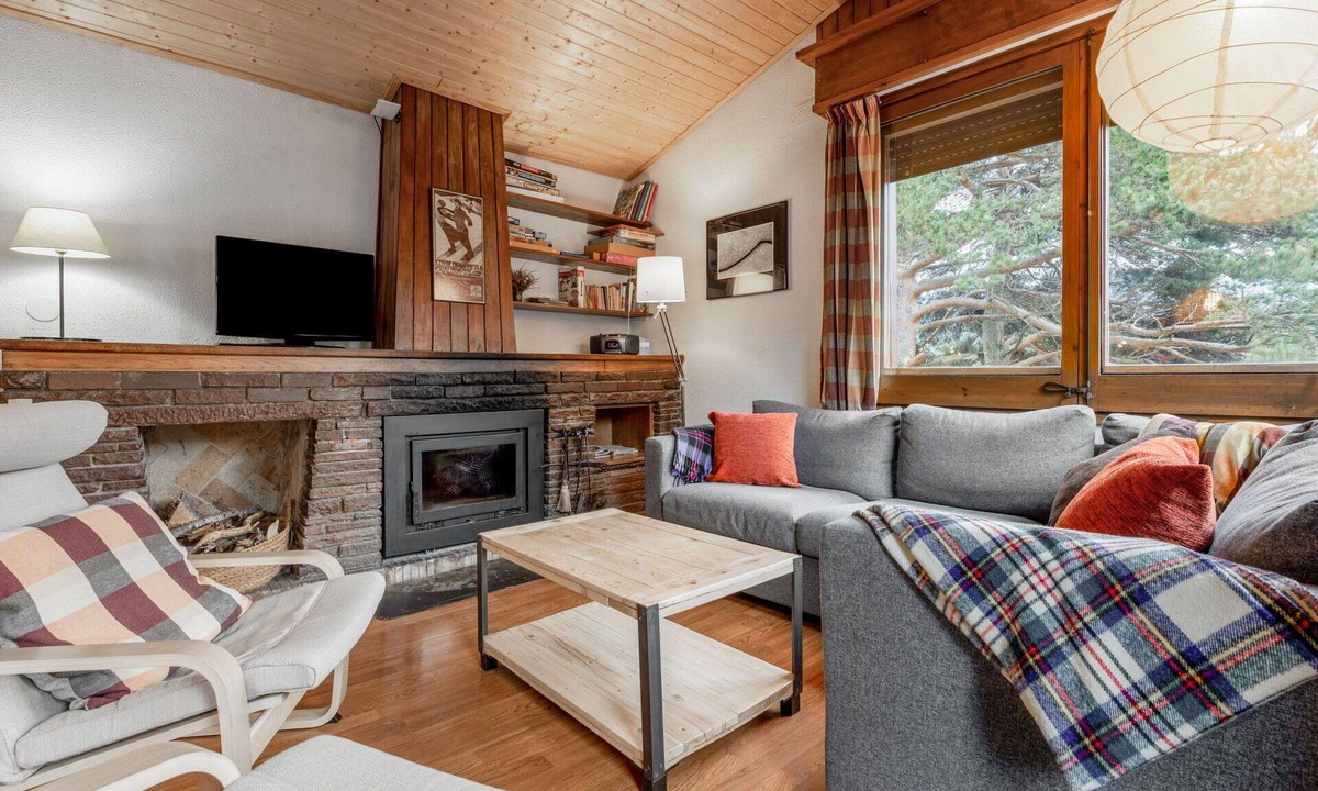 La Molina House | Beautiful private villa for 8 guests with WIFI, TV, balcony and pets allowed