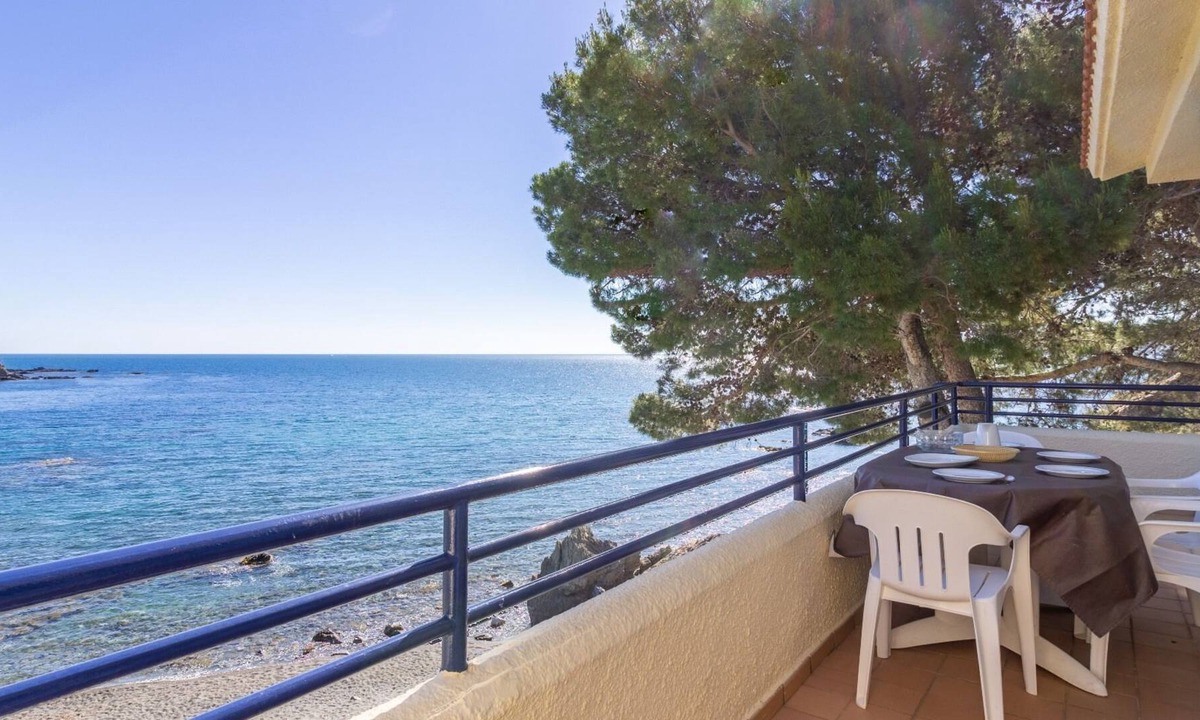 Llanca House | BELLAMAR A - Spacious house situated on the seafront in Llançà.