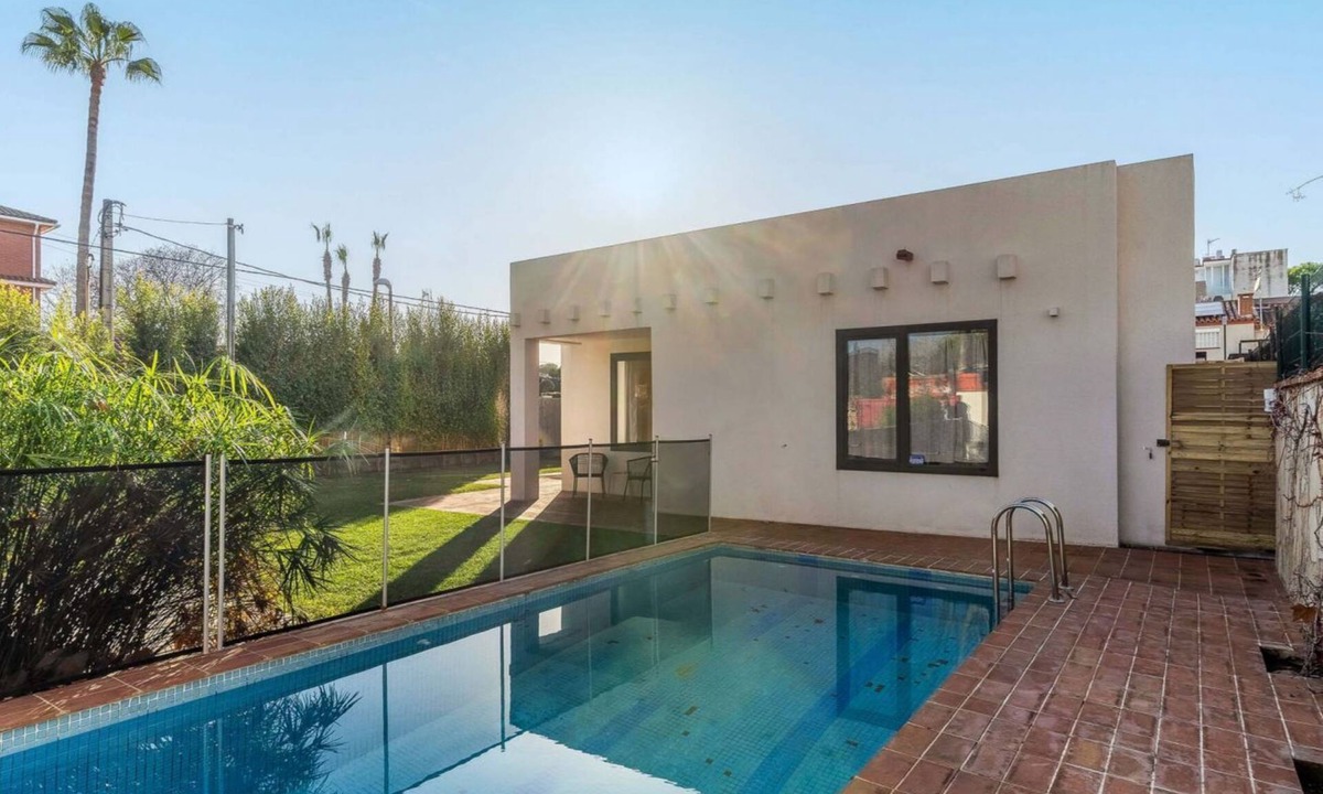 Castelldefels Apartment | Bright house with private pool and garden located in the beautiful beach area of ​Castelldefels. Perfect place for families with children or adults who want to spend some relaxing time together under the Mediterranean sun.This property is located in