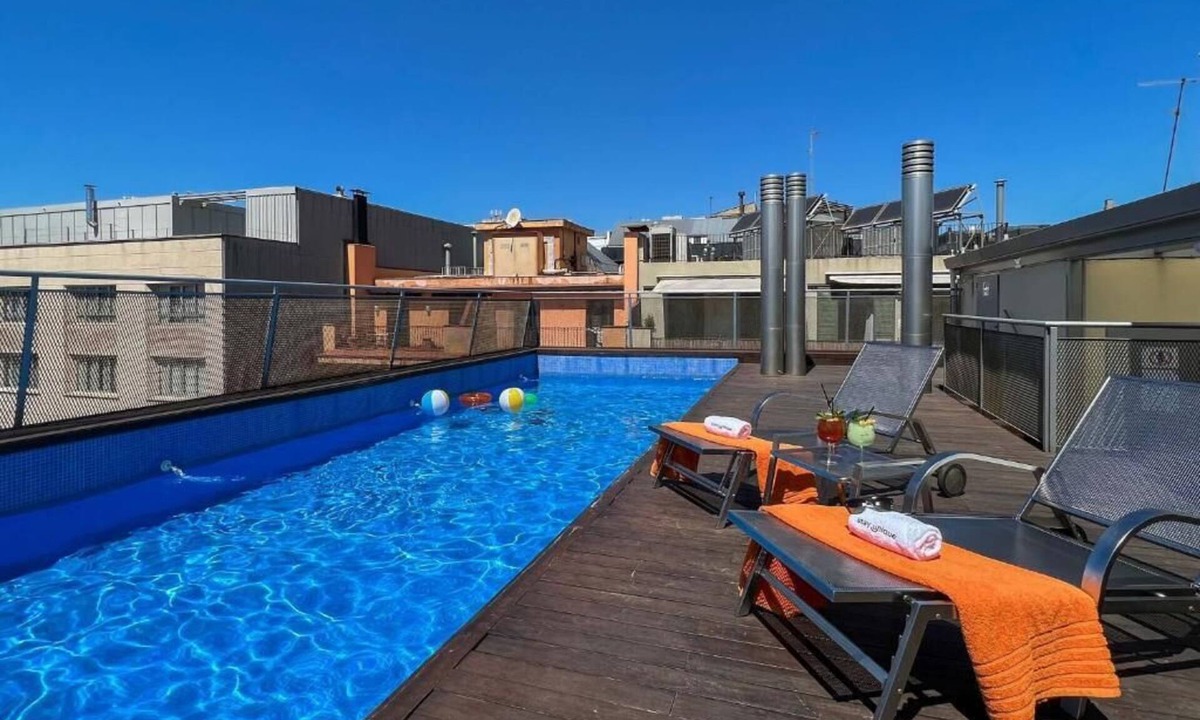 Dreta de l'Eixample Apartment | Building with communal roof terrace with pool!