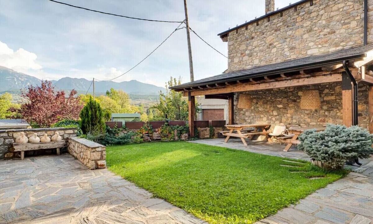 Isovol House | Cal Cente - Casa de Muntanya amb Jardí Compartit