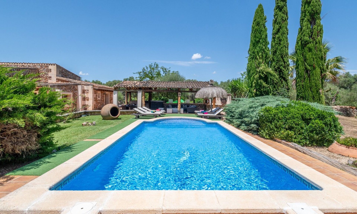 Sencelles Villa | Cas Mostatxet: Spacious Holiday Home with Pool and Mountain Views in Sencelles