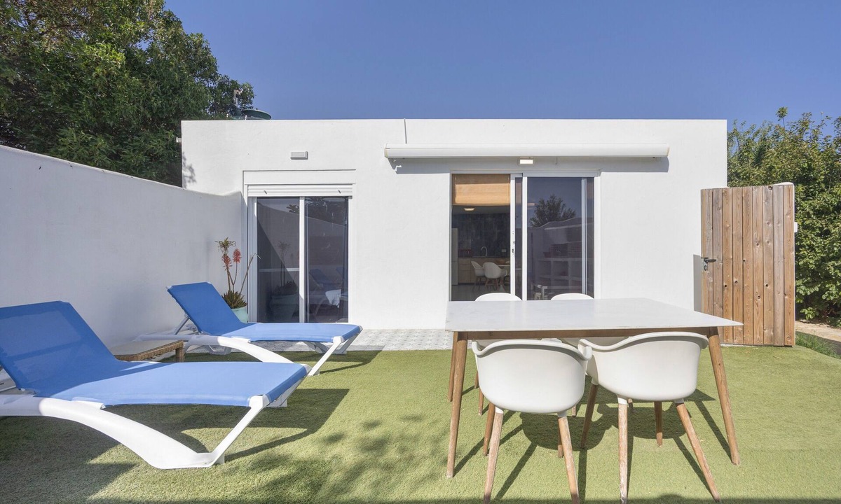 El Palmar Apartment | Casa Mediterránea - Sunwaves, El Palmar: Private Garden, 5-Min Walk to the Beach