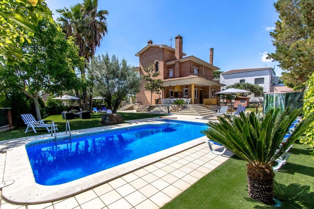 Can Vinyals Villa | Catalunya Casas Pool, garden and games room near Barcelona!