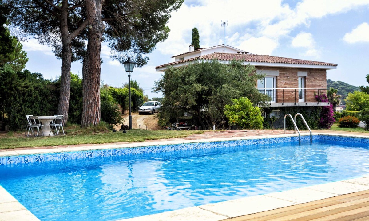 Cabrils House | CINTO - House for 11 with garden and private pool 25 minutes from Barcelona