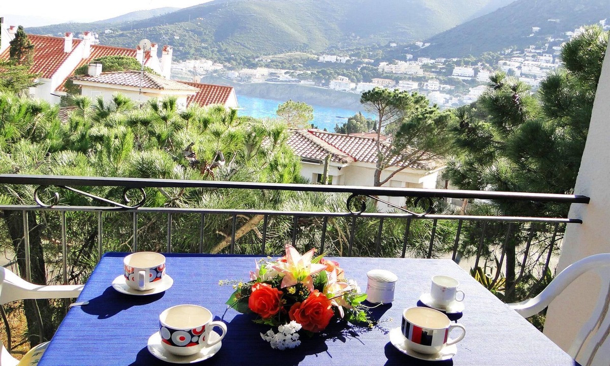 Llanca Apartment | Comfort and tranquility, 50m to the sea, 200m to the beach and the Port - WiFi