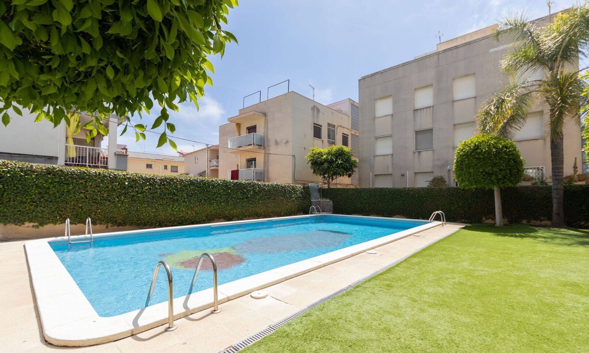 Cubelles Apartment | Cosy apartment for 4 people with WIFI, A/C, pool, TV and balcony
