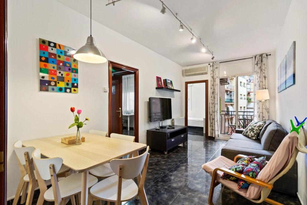 La Bordeta Apartment | Cozy 3 Bedroom flat with Balcony close to Plaza España!