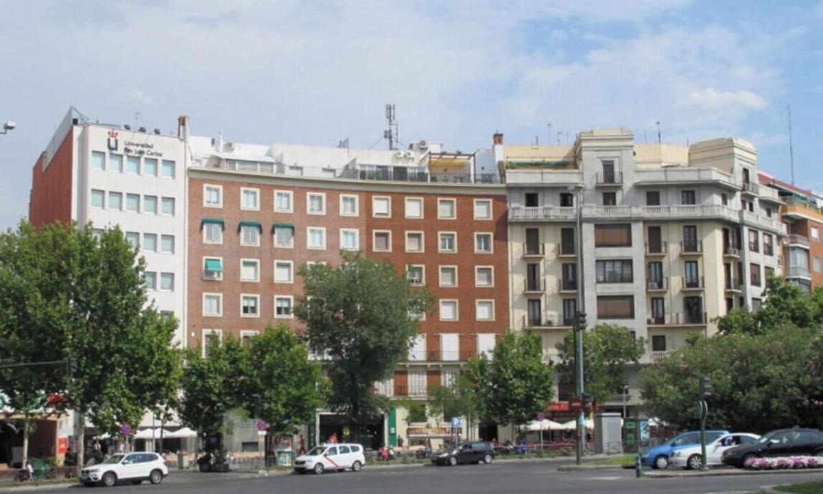 Salamanca Apartment | Elegant Family Apartment with Terrace Overlooking Eva Perón Park in Salamanca