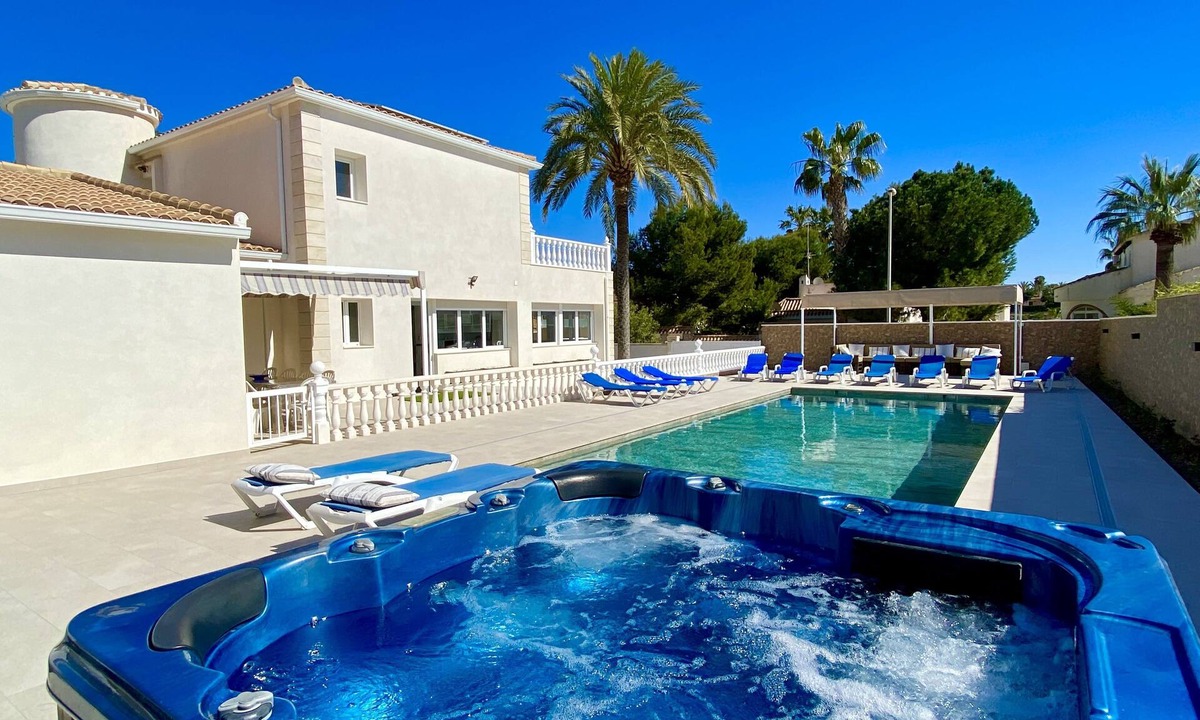 La Zenia Villa | Fab Beach Villa ! Only 3 Minute walk to La Zenia Beach 6 Bedrooms 5 Bathrooms