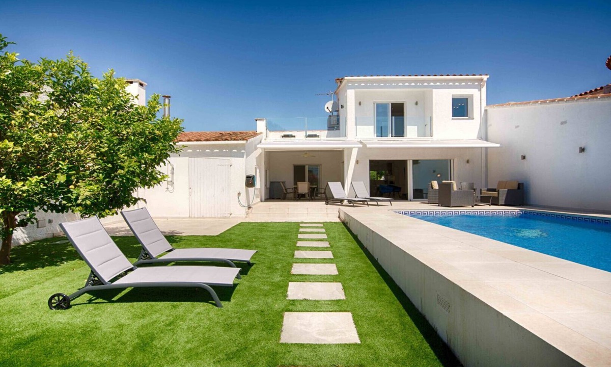 Empuriabrava Villa | FALCONERA VILLA CANAL 3 HA ,PISCINA,AMARRE,WIFI,PARKING
