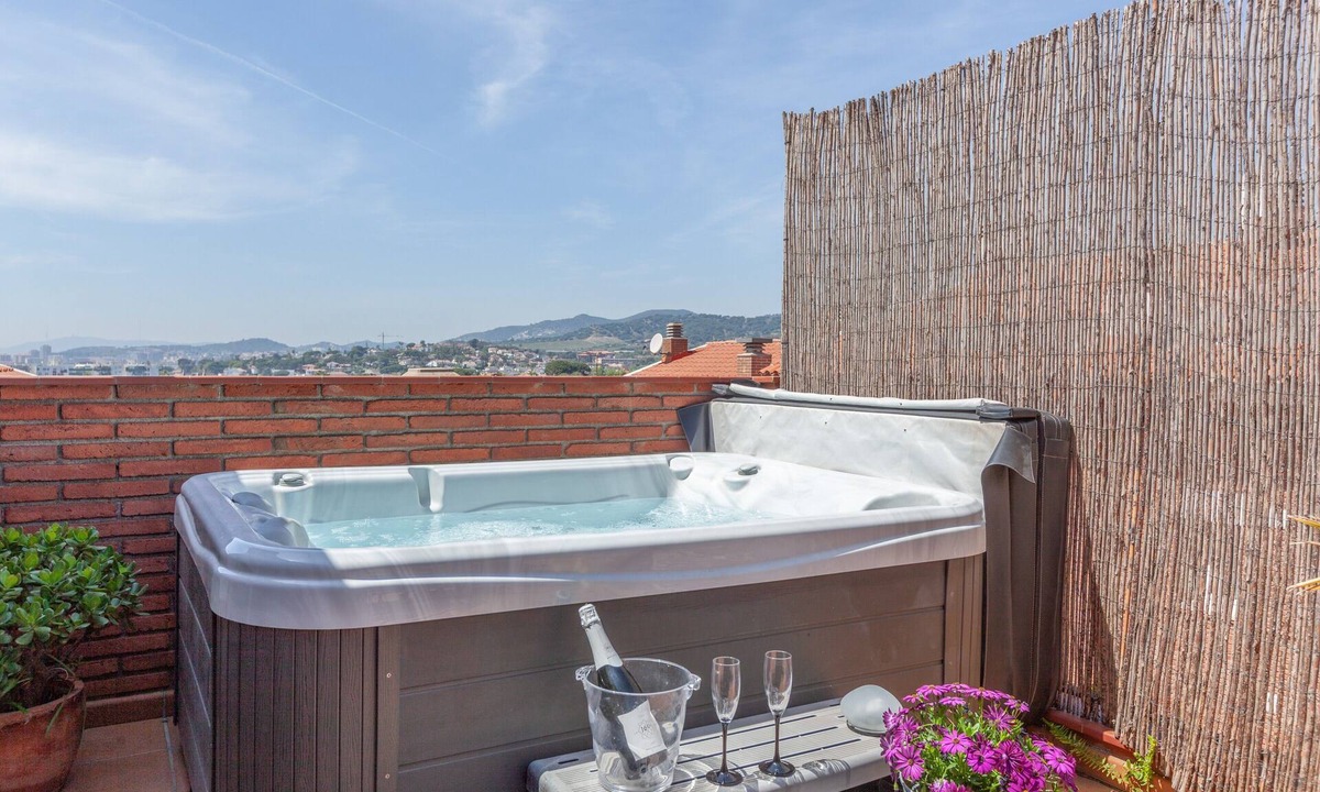 Masnou Apartment | Family Apartment 'Duplex Beach Masnou' with Jacuzzi, Private Terrace and Wi-Fi