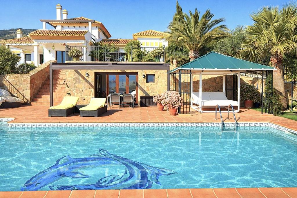 Antequera Villa | Family-friendly villa with pool & padel court near El Torcal de Antequera