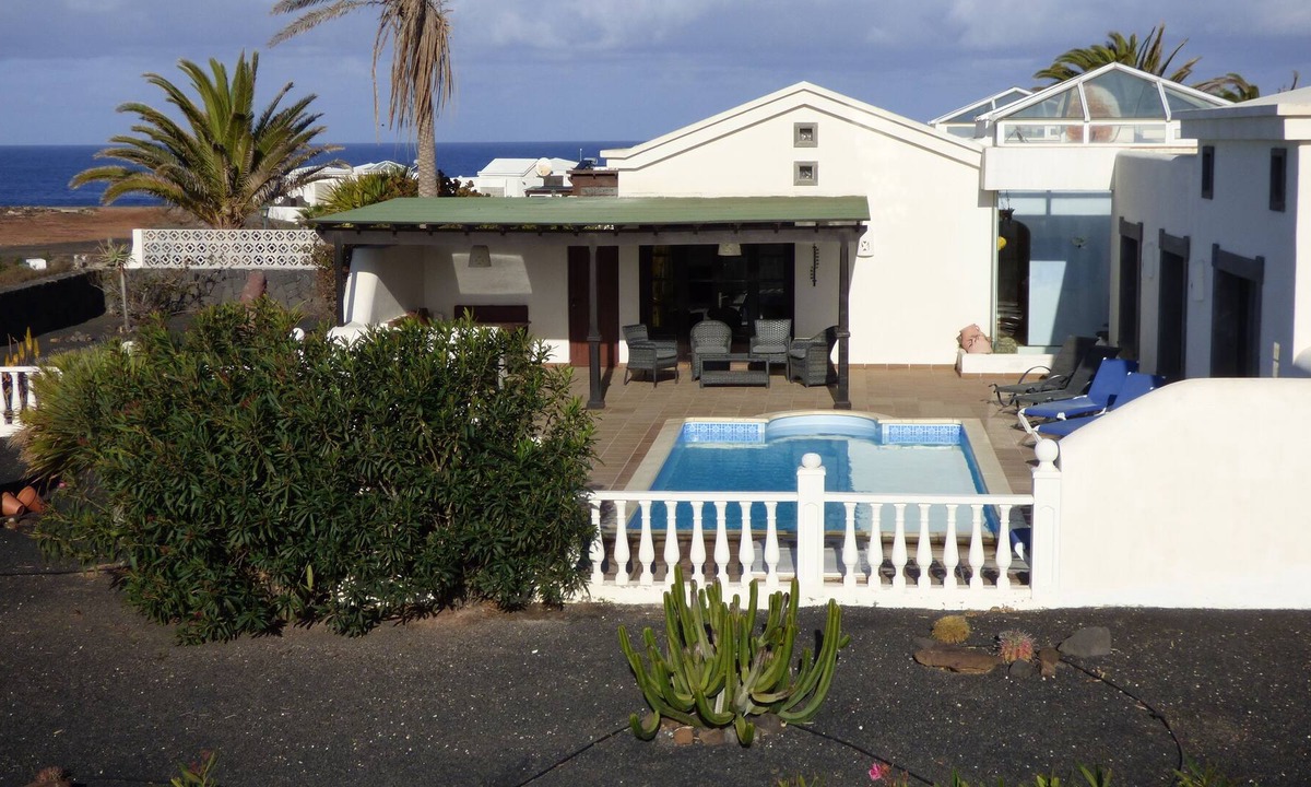Montana Roja House | Fantastic Located Villa with Heated Pool Hottub Wifi and turfed green Bbq area