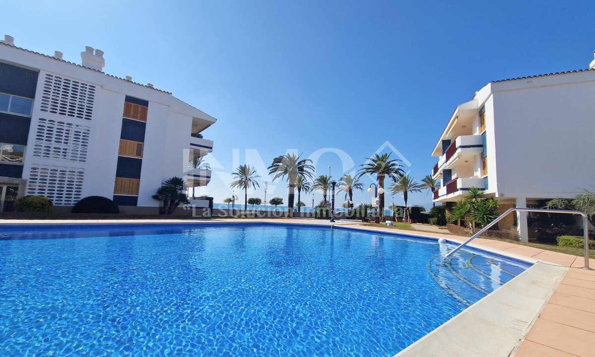 Cambrils Apartment | Flat in Regueral, 1º line of the beach, terrace