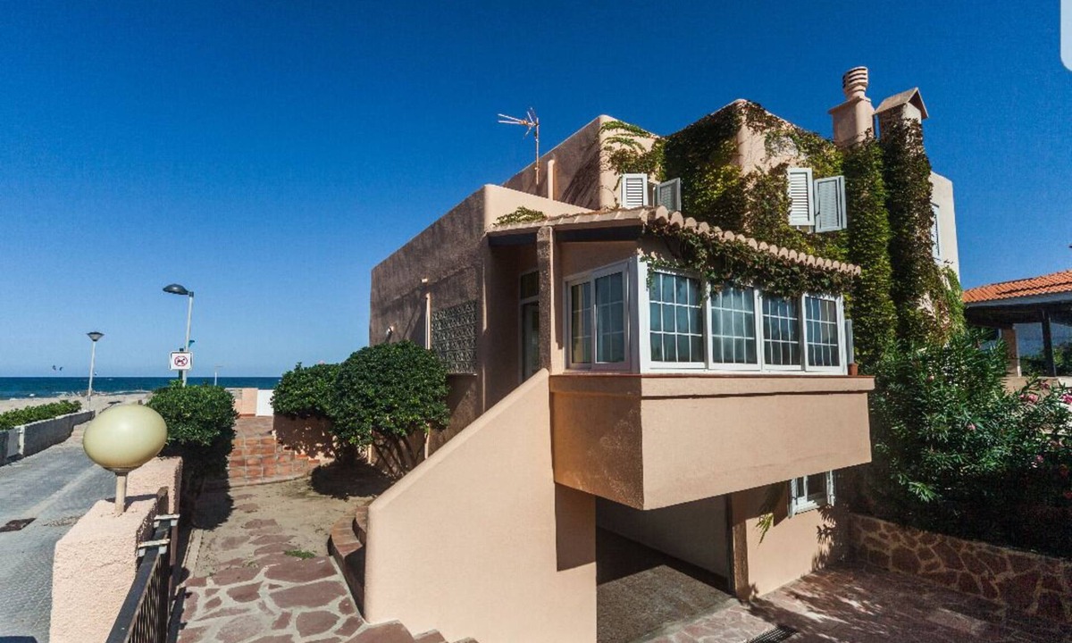 Valencia House | Front line beach villa near El Saler golf course + wifi. Valencia