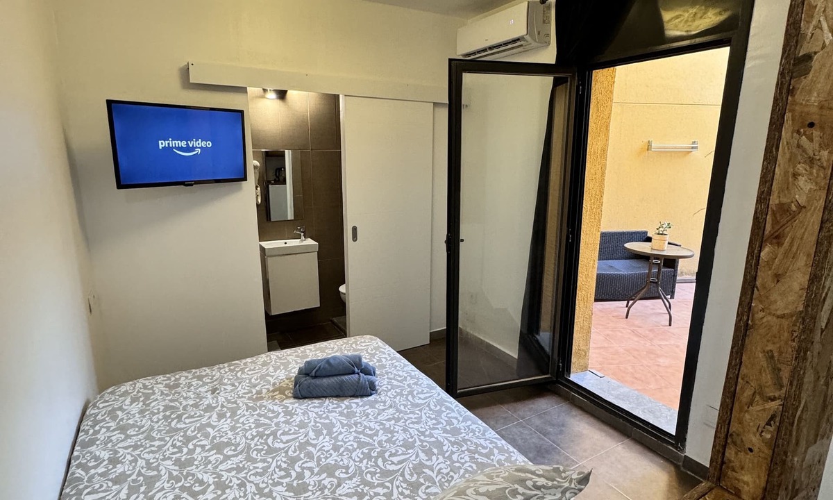 Mataro Apartment | Hermosa Planta Baja Nueva con Patio y Baño Privado!