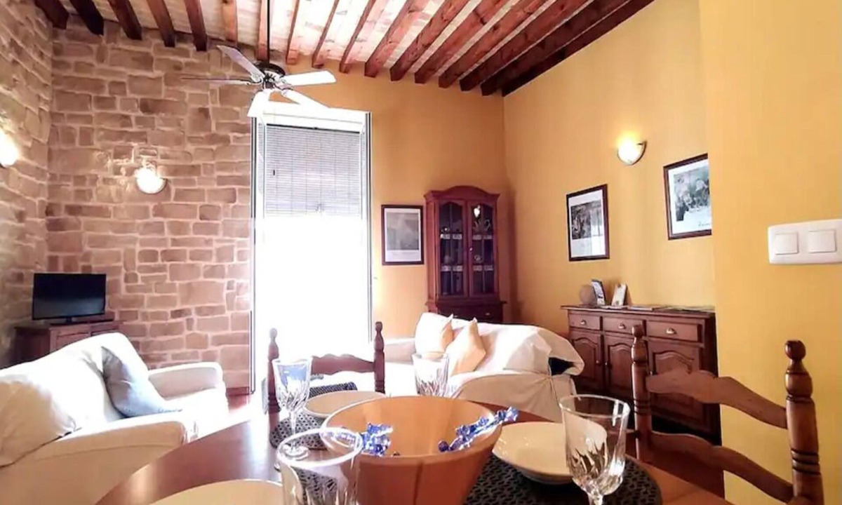 Barri Vell - Santa Creu Apartment | Historic apartment with views of the Basilica of Santa Maria and 2 min. from sea