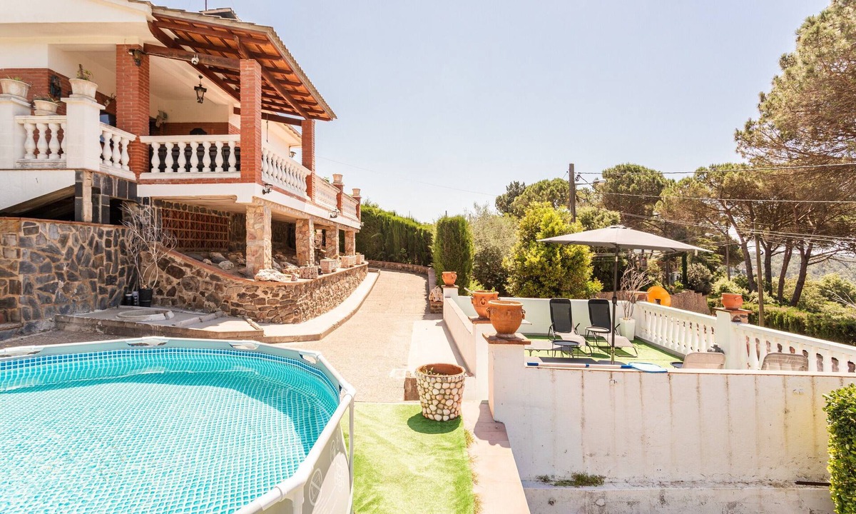 Macanet de la Selva House | Holiday Home 'Villa Toro' with Mountain Views, Wi-Fi and Air Conditioning
