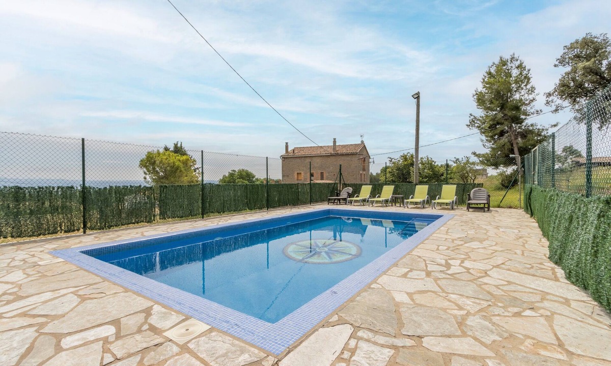 Casserres House | Holiday Home 'Cal Camp Llarg' with Mountain View, Private Pool and Wi-Fi