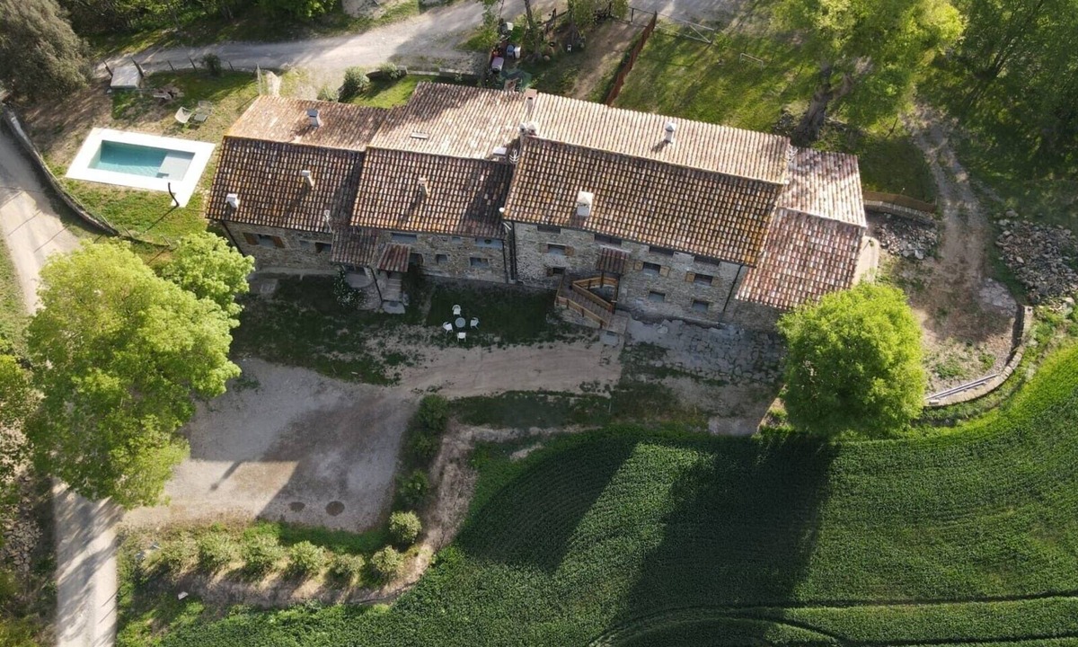 Beguda House | Holiday Home 'Can Blanc - 11 Persones' with Mountain View, Shared Pool and Wi-Fi