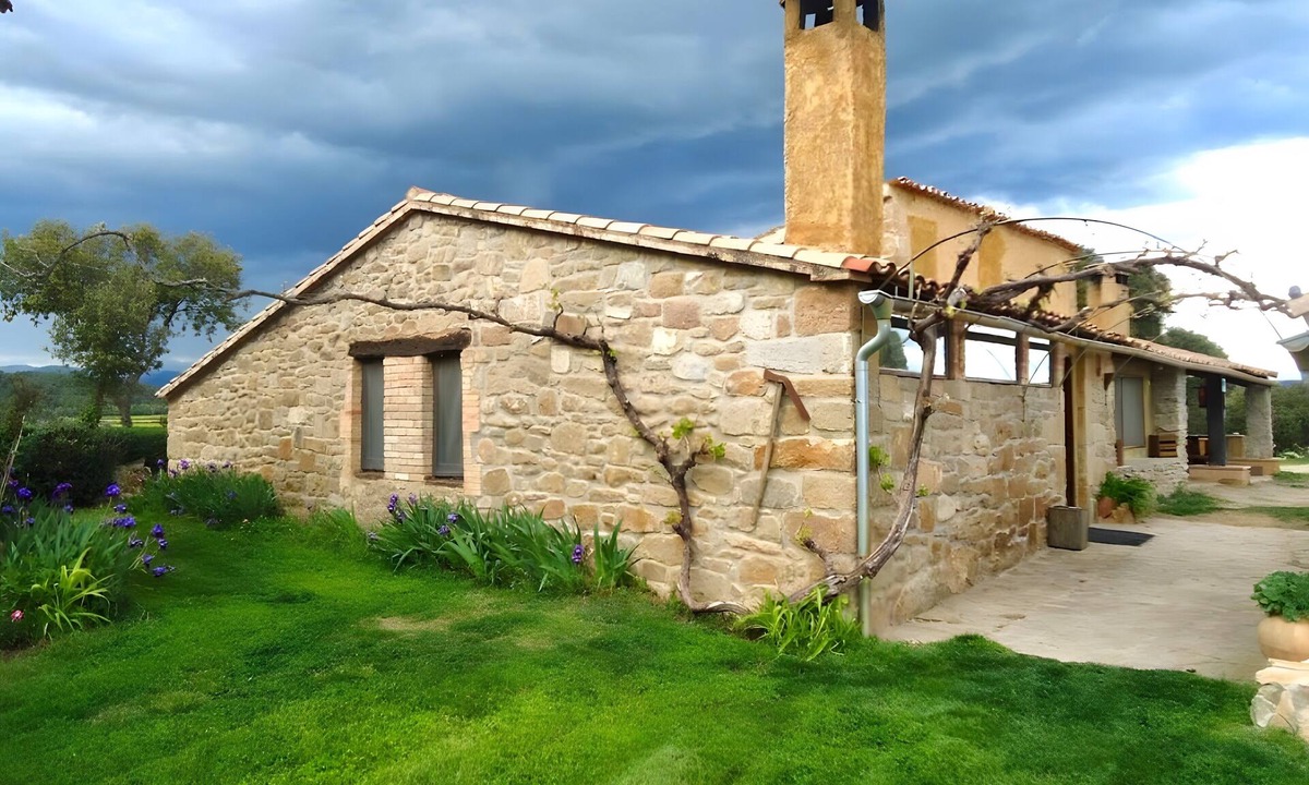 Clariana de Cardener House | Holiday Home 'El Porxet' with Mountain Views, Shared Pool and Wi-Fi