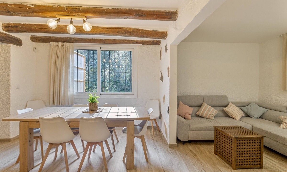 Arbucies House | Holiday Home 'La Caseta De L'Adela' with Mountain View, Wi-Fi and Air Conditioning