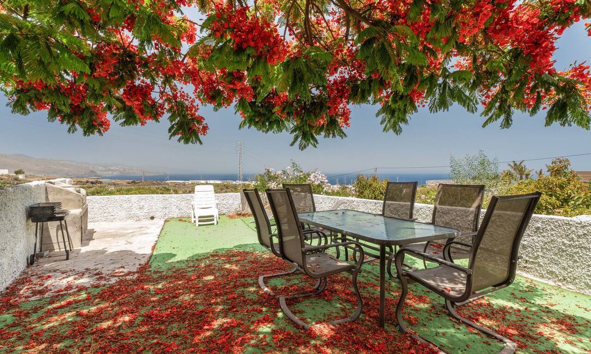 Arafo House | Holiday Home “La Villa” with Sea View, Wi-Fi and Air Conditioning