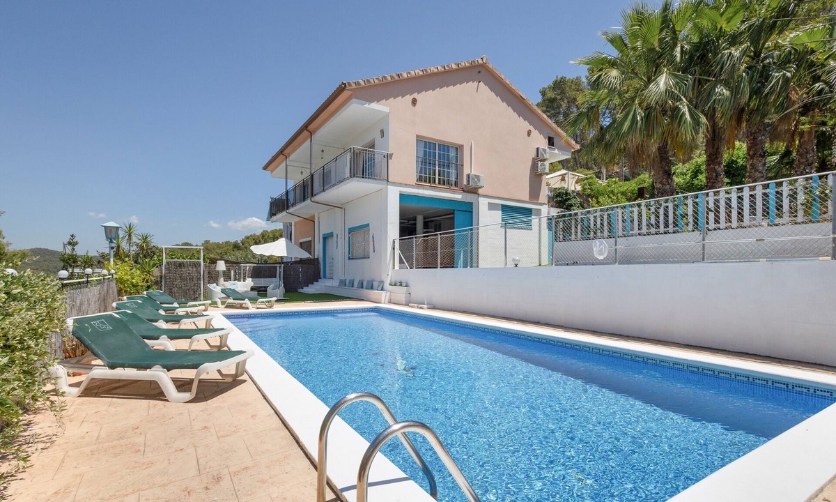 Vora-Sitges House | Holiday Home 'Maravillosa Villa Con Piscina' with Private Pool, Wi-Fi and Air Conditioning