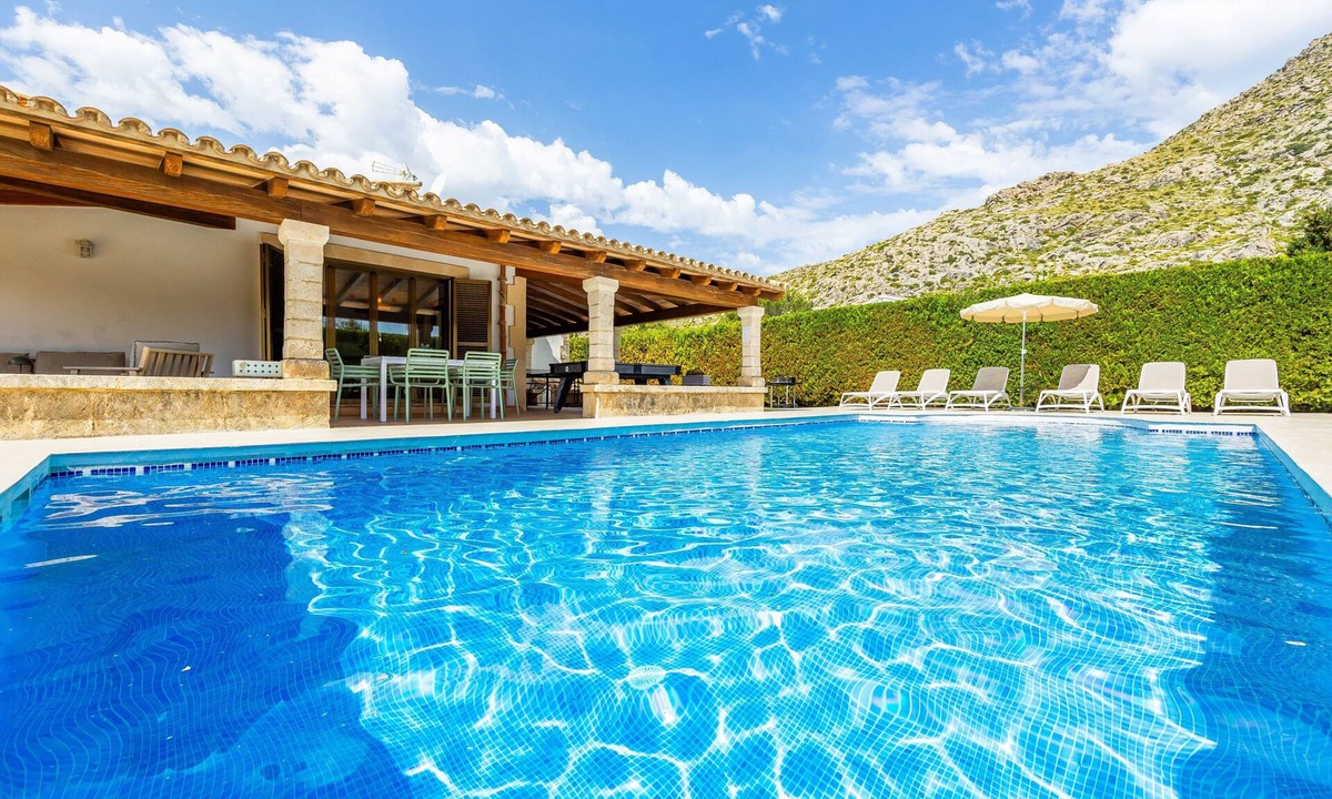 Puerto de Pollensa House | Holiday Home 'Villa Cal Peso' with Mountain View, Wi-Fi and Air Conditioning