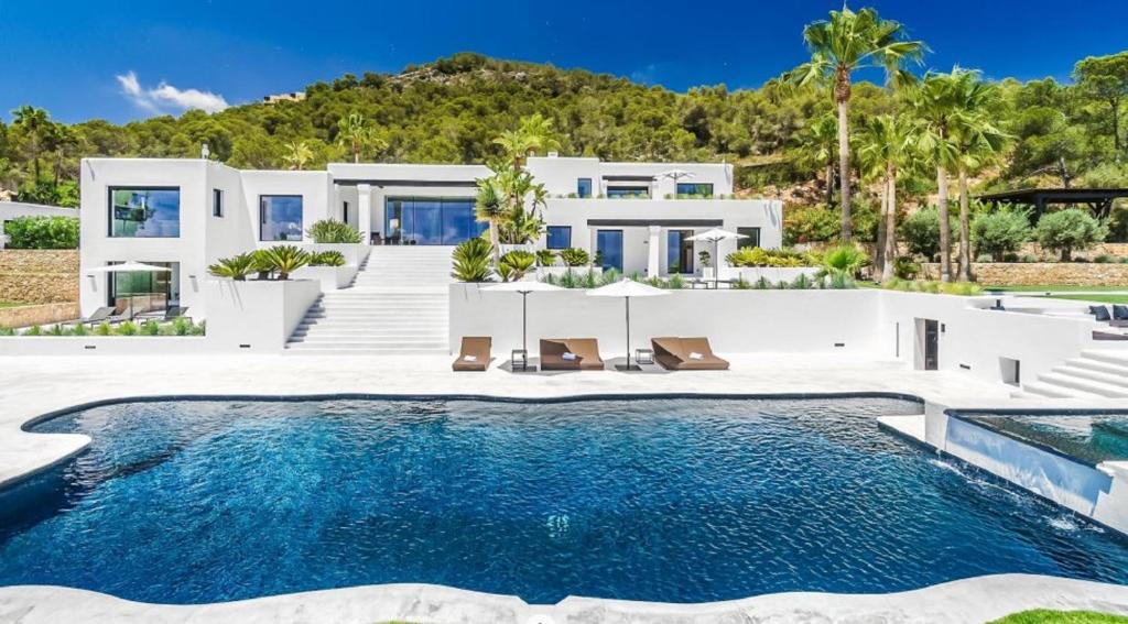Puig Manya Villa | Luxurious Villa with six bedrooms in the hills of Ibiza