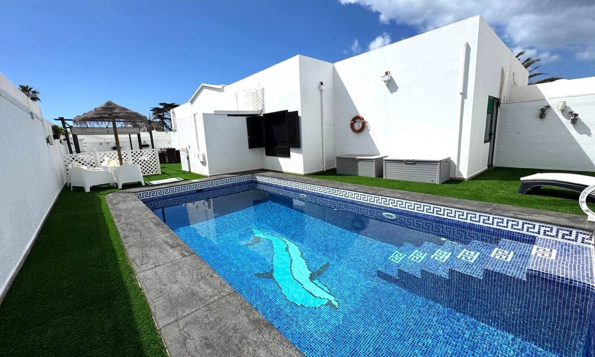 Costa Teguise Villa | Luxury 4 bed/3 bath villa with gated pool - close to the beach, Costa Teguise