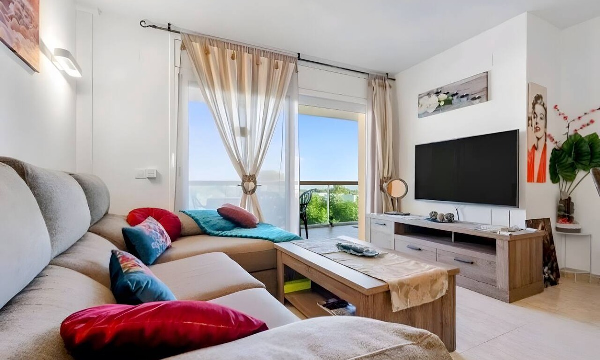 Cap de Salou Apartment | "Martin y Rose en Salou" Apartment with Sea View, Shared Pool and Wi-Fi