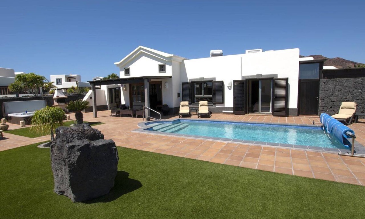 Montana Roja Villa | Marvelous Playa Blanca Villa | 2 Bedrooms | Villa Kagura | Spacious