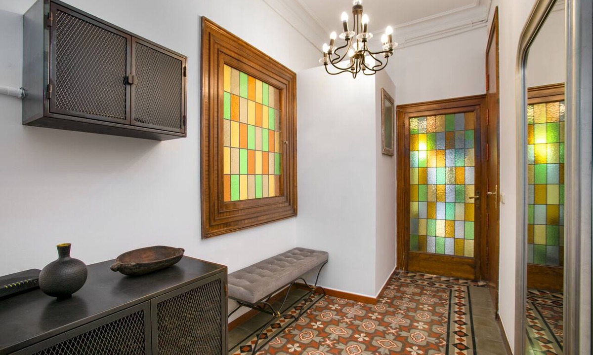 L'Antiga Esquerra de l'Eixample Apartment | Modern Amenities, Antique Charm in Eixample 3br2ba